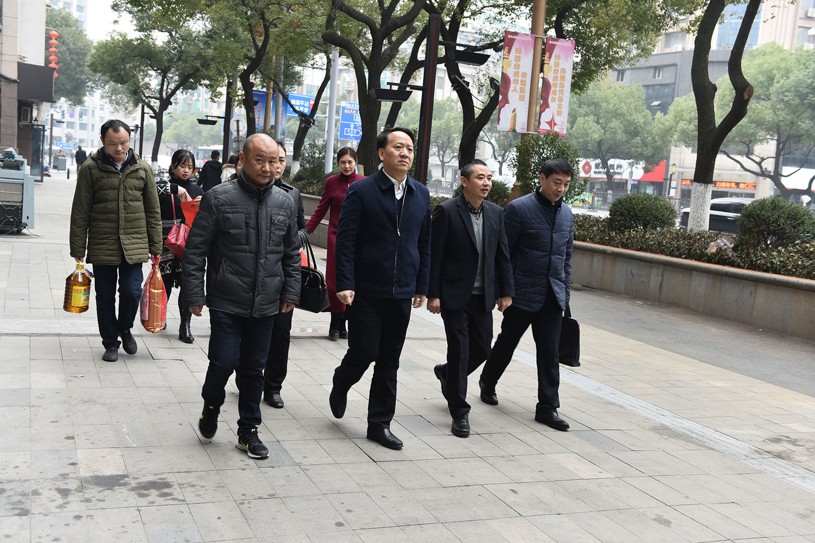 省交通廳領(lǐng)導(dǎo)慰問長(zhǎng)運(yùn)集團(tuán)公司困難職工