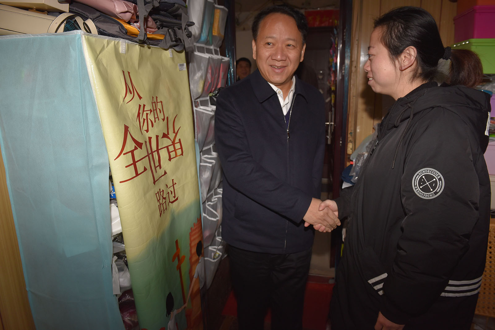 省交通廳領(lǐng)導(dǎo)慰問長(zhǎng)運(yùn)集團(tuán)公司困難職工