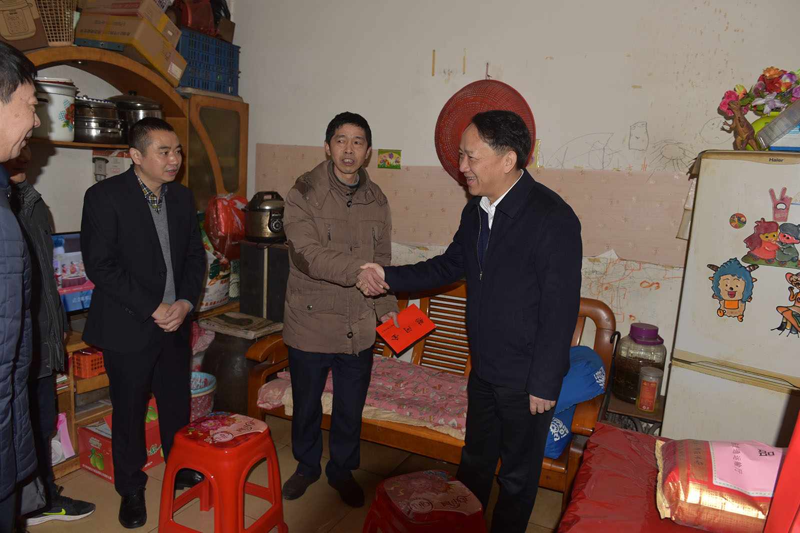 省交通廳領(lǐng)導(dǎo)慰問長(zhǎng)運(yùn)集團(tuán)公司困難職工