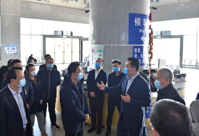 王曉向總部機(jī)關(guān)、都市城際公交干部員工拜年