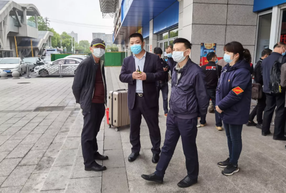 黃俊、穆孫祥先后深入徐坊客運(yùn)分公司督導(dǎo)文明創(chuàng)建、疫情防控、安全生產(chǎn)工作