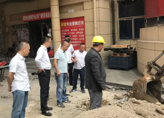 長運(yùn)物業(yè) 督導(dǎo)檢測(cè)大樓和商城路面改造施工安全