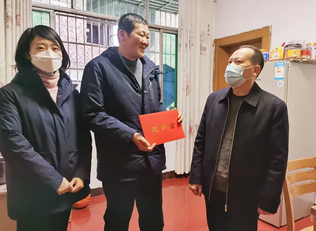 江西長運(yùn)多家子公司開展慰問困難職工活動(二)