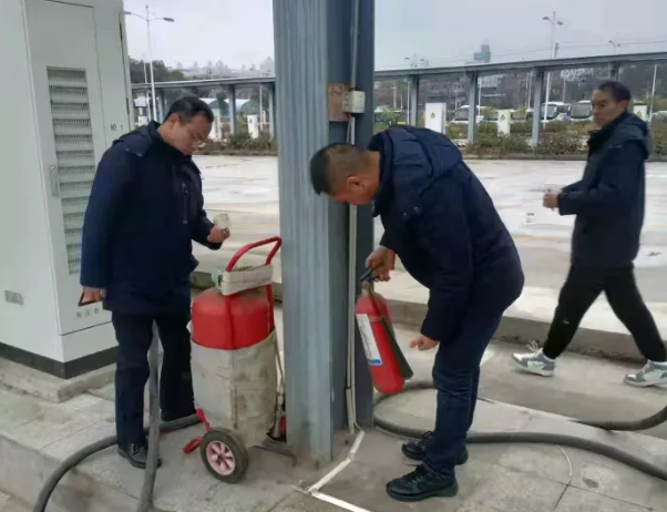 1月29日，南昌市迎來2022年第一場降雪。為進一步防范雨、雪、冰凍等惡劣天氣對道路旅客運輸?shù)牟焕绊?，避免各項安全生產(chǎn)事故，都市城際公交成立了四個安全檢查組一早趕赴現(xiàn)場，對各單位應對雨、雪寒潮天氣安全防范責任、防范措施的落實情況進行督導檢查。檢查組重點對車輛安全例檢操作流程、車輛安全技術狀況，駕駛員從業(yè)資格證以及車輛