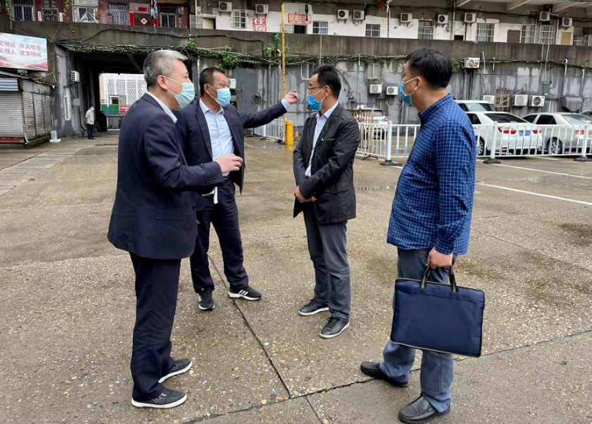 穆孫祥一行深入長(zhǎng)運(yùn)出租、都市城際公交青山客運(yùn)分公司、加油站督導(dǎo)疫情防控工作