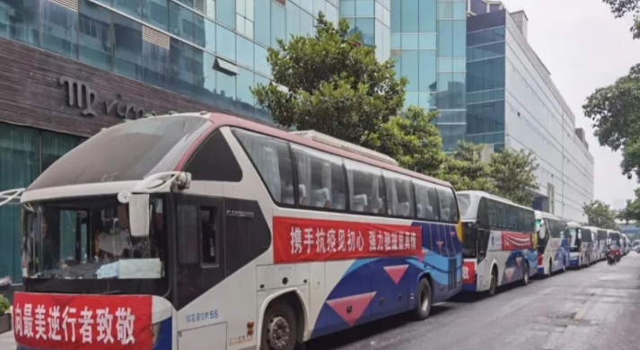 都市城際公交:運送醫(yī)護人員 支援核酸檢測