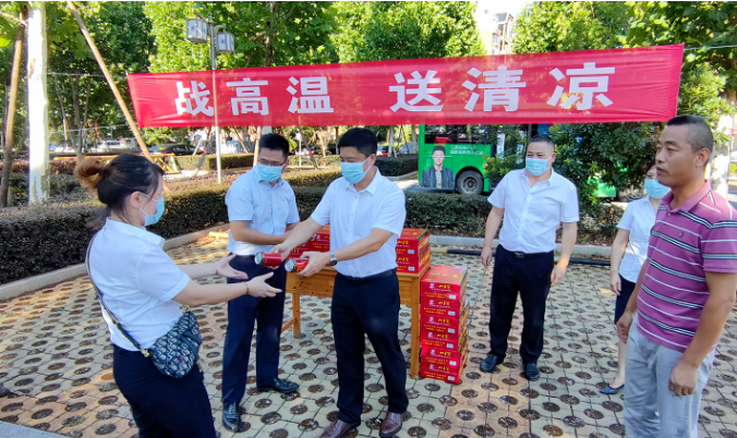 占梁慰問鷹潭長運、鷹潭公交一線職工  肖良芝陪同