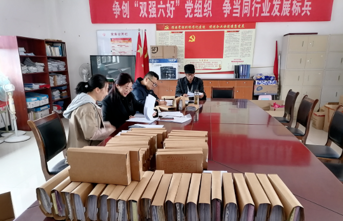 提高公司質(zhì)量在于公司治理。江西長運(yùn)以“國企改革三年行動計(jì)劃”為抓手，通過完善現(xiàn)代企業(yè)治理體系，明晰治理主線，優(yōu)化治理結(jié)構(gòu)，助力公司激發(fā)內(nèi)生動力，提升公司質(zhì)量，提高治理效能，涅槃升級，實(shí)現(xiàn)可持續(xù)發(fā)展。  圖片 01 加強(qiáng)黨的領(lǐng)導(dǎo)  圖片 江西長運(yùn)將黨的領(lǐng)導(dǎo)融入公司治理，與下屬企業(yè)全部完成“黨建進(jìn)章程”工作，制定重大事項(xiàng)黨