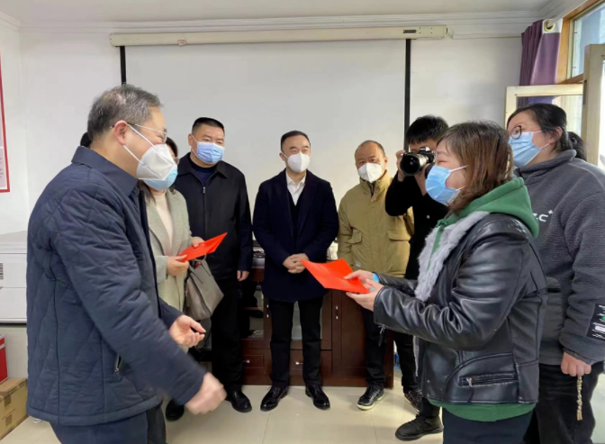 省總工會(huì)領(lǐng)導(dǎo)走訪慰問江西長運(yùn)困難職工 劉磊陪同