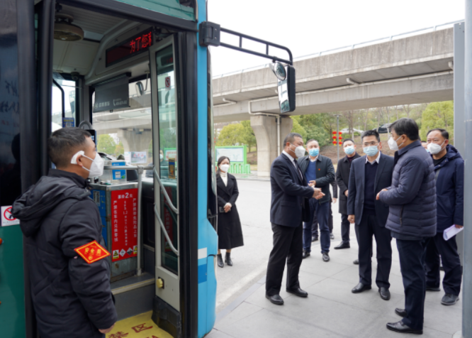 張子建走訪慰問(wèn)鷹潭公交一線干部員工 肖良芝陪同