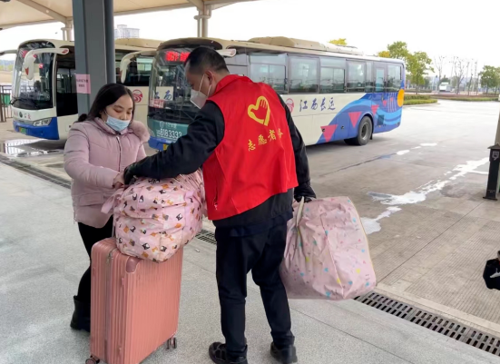 直擊春運現(xiàn)場 || 吉安長運:?暖冬送祝福 春運伴你行