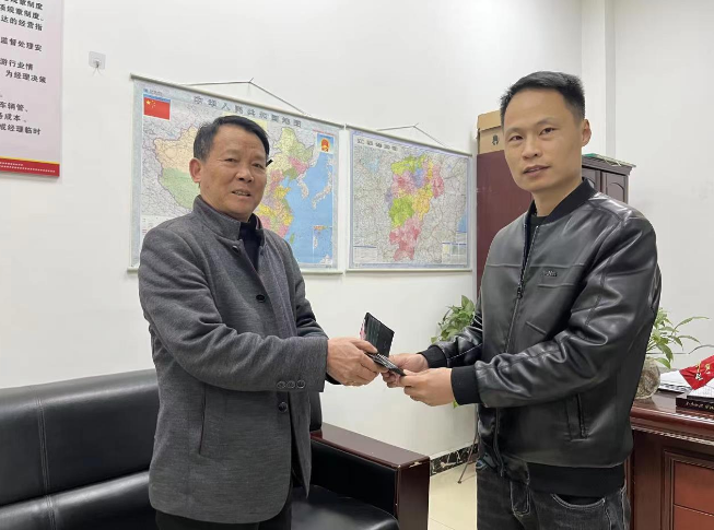 鄱陽長運(yùn)：拾金不昧暖人心，乘客致謝送錦旗