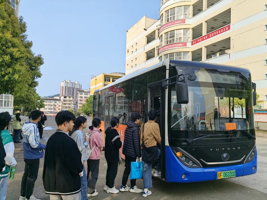 撫州長(zhǎng)運(yùn):樂(lè)安分公司圓滿完成高三模擬考試包車業(yè)務(wù)