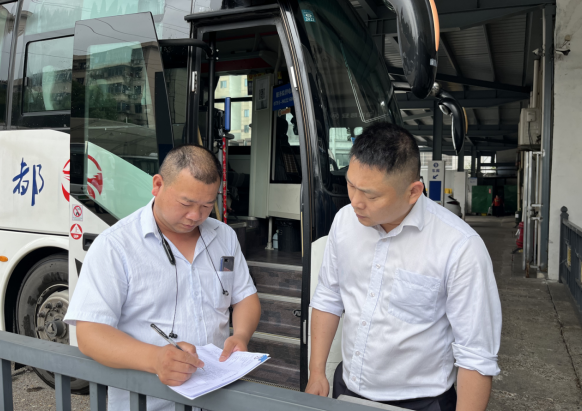 青山客運分公司開展車輛安全、環(huán)境衛(wèi)生綜合檢查