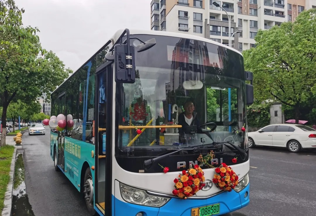 黃山長運:城際公交首次開展公交定制婚車服務(wù)