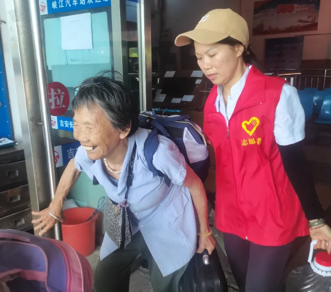 吉安長(zhǎng)運(yùn):乘車遇到紅馬甲 老人臉上笑開(kāi)花