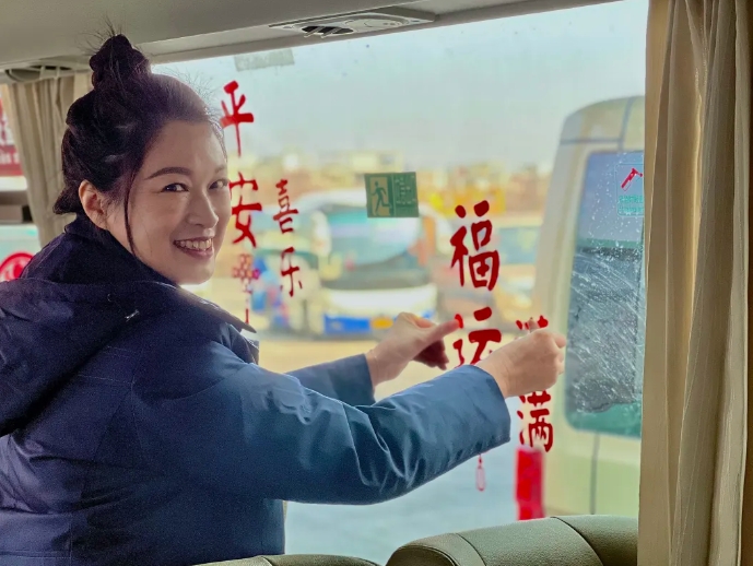 鄱陽長運:公交車廂換“新裝” 裝點濃濃年味