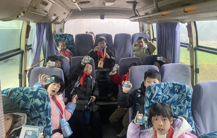 上饒汽運(yùn):鎮(zhèn)村公交學(xué)生乘車(chē)卡上線 獲家長(zhǎng)好評(píng)