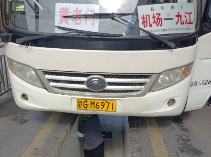 修理公司開展對(duì)10年以上燃油客車安全排查活動(dòng)